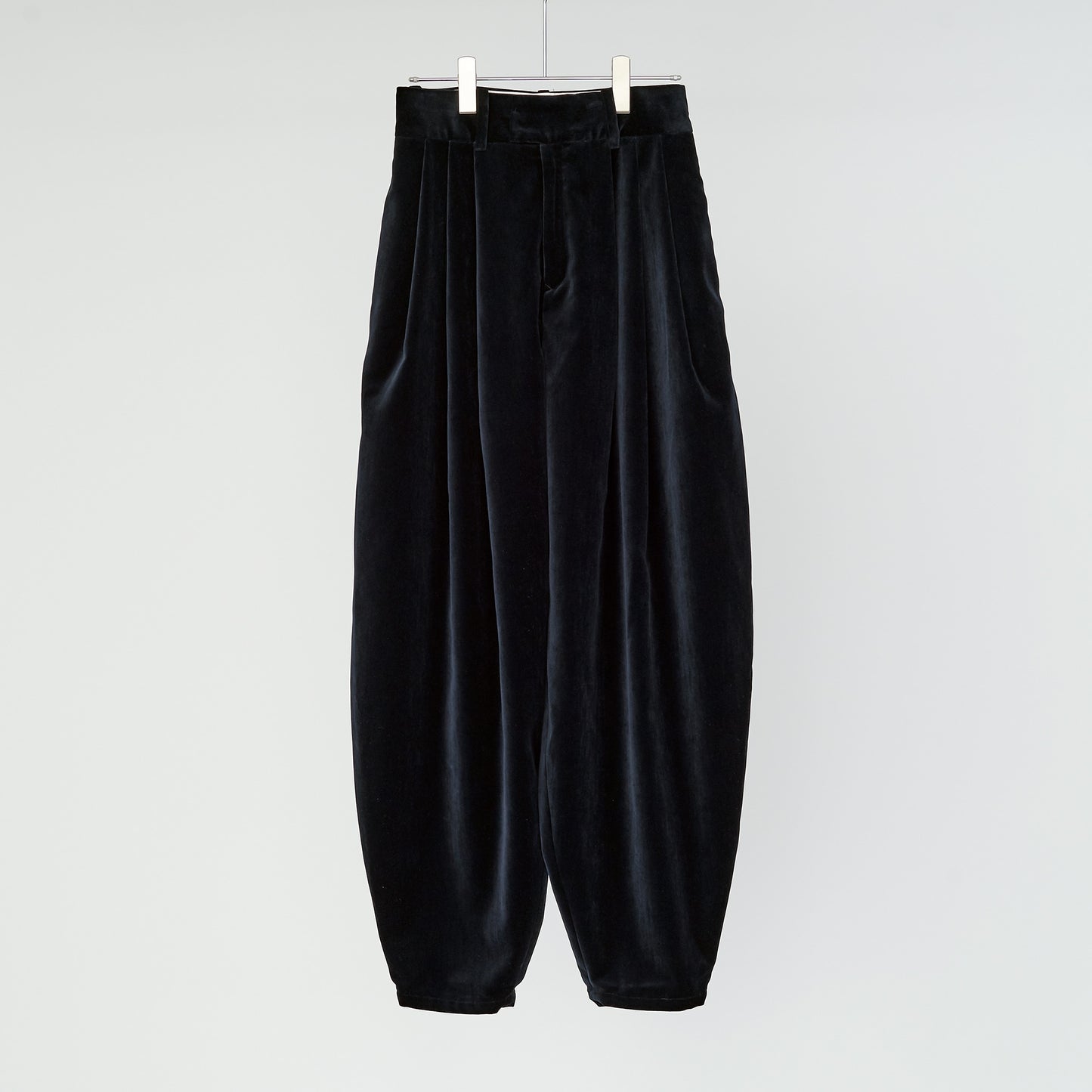 3 tuck tapered pants