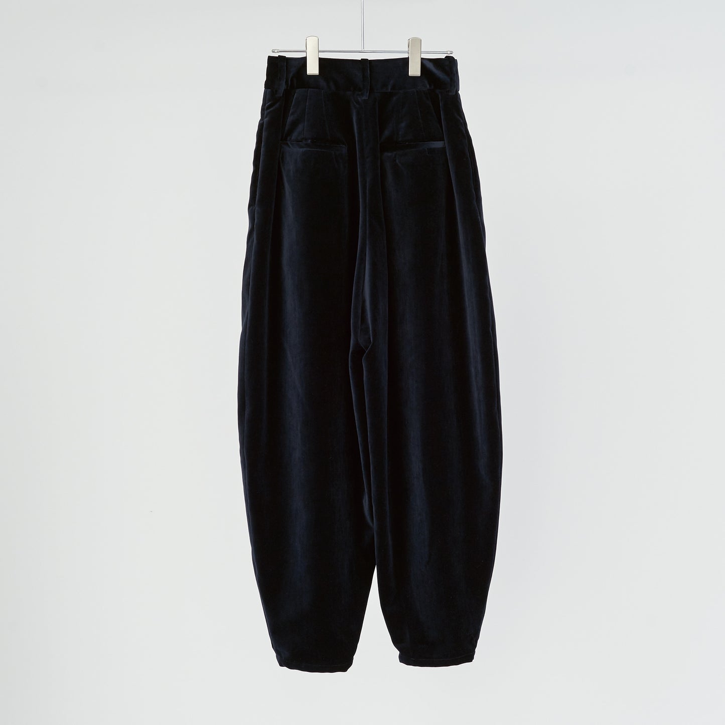 3 tuck tapered pants